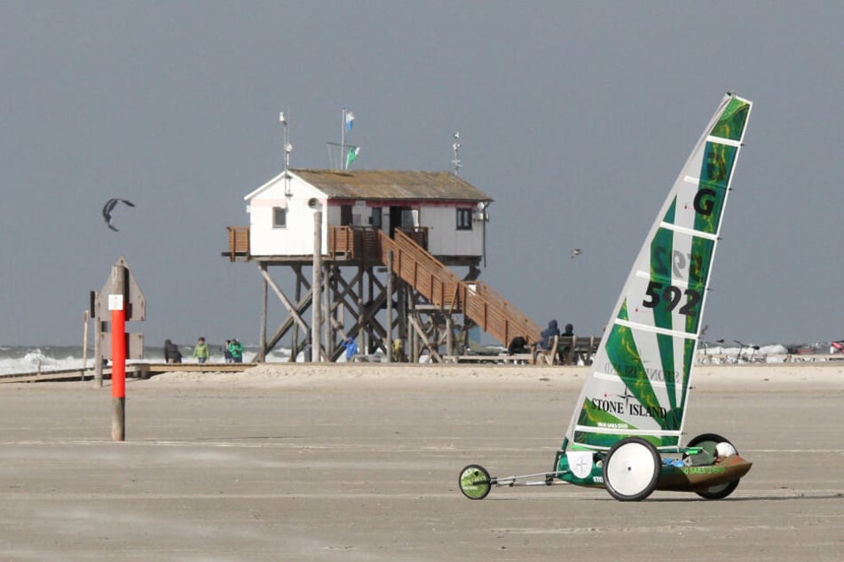 Ein Strandsegler trainiert am Strand. Kurz vor dem Osterwochenende startet St. Peter-Ording in die Sommersaison.