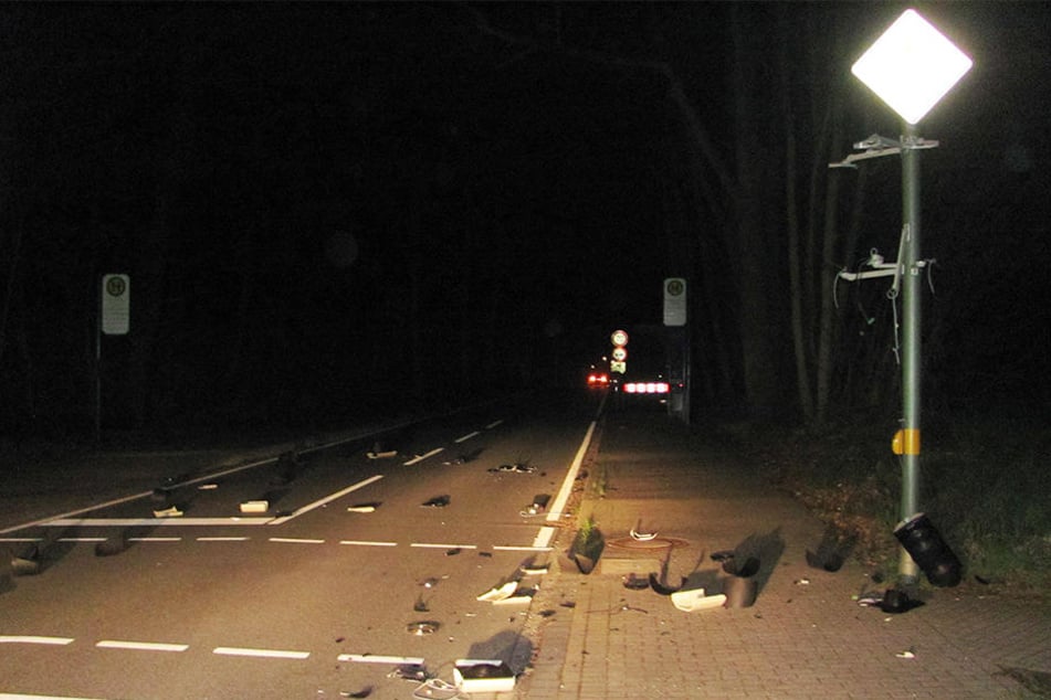 Eine zerstörte Ampel war nur der Anfang: Kurz dahinter versperrte ein Ast die Weiterfahrt.