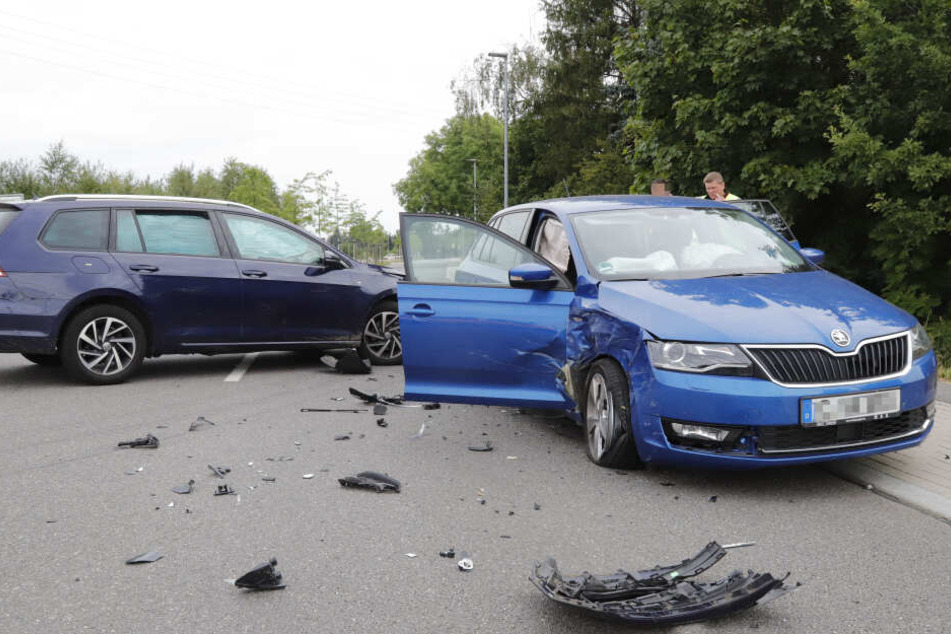 Ein VW- (links) und ein Skoda-Kombi kollidierten im Kreuzungsbereich.