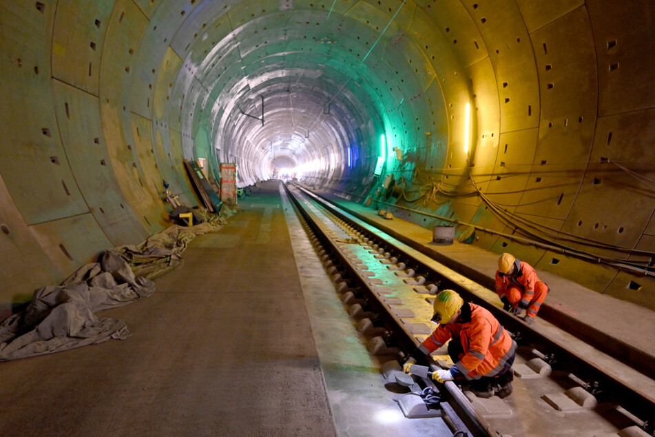 Wendlingen, im Juni: Im Tunnel auf der neuen Bahnstrecke Wendlingen-Ulm schreiten die Gleisbauarbeiten voran.