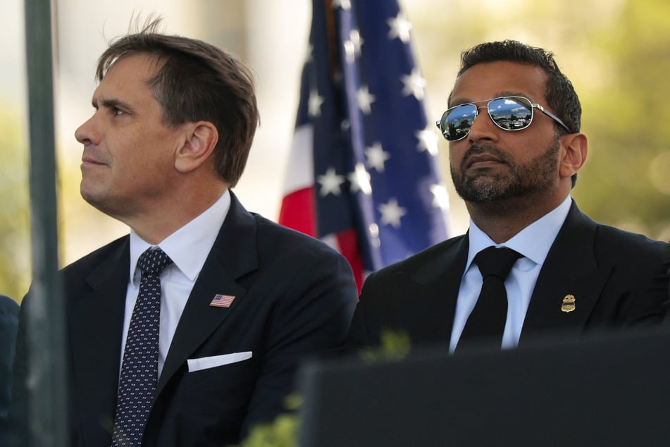 FBI Director Kash Patel (r.) sent numerous agents to the homes of current and former election officials in Wisconsin.