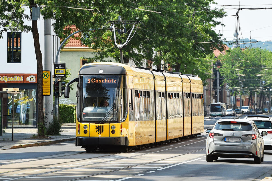 Eine Straßenbahn fährt durch Dresden.