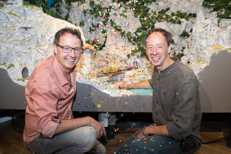 Hamburg: Frederik (l) und Gerrit Braun, Chefs und Gründer des Miniatur Wunderlandes, jubeln über die Durchfahrt des ersten Zuges in einen neuen Bauabschnitt der Anlage.