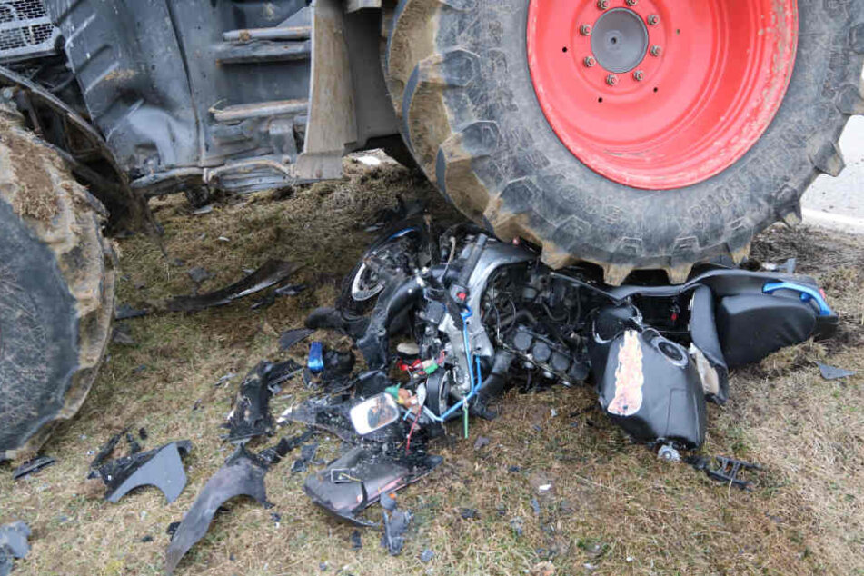 Motorradfahrer (35) wird von Traktor erfasst und stirbt: Fahrer (17) unter Schock