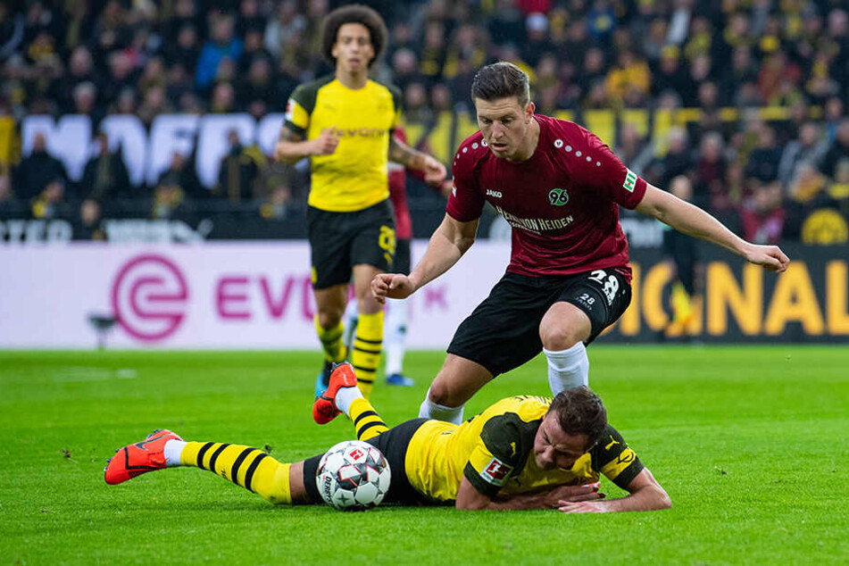 Hart umkämpft: Hannover 96, hier Kevin Wimmer, hielt gegen den BVB um Mario Götze (unten) 60 Minuten lang gut mit.