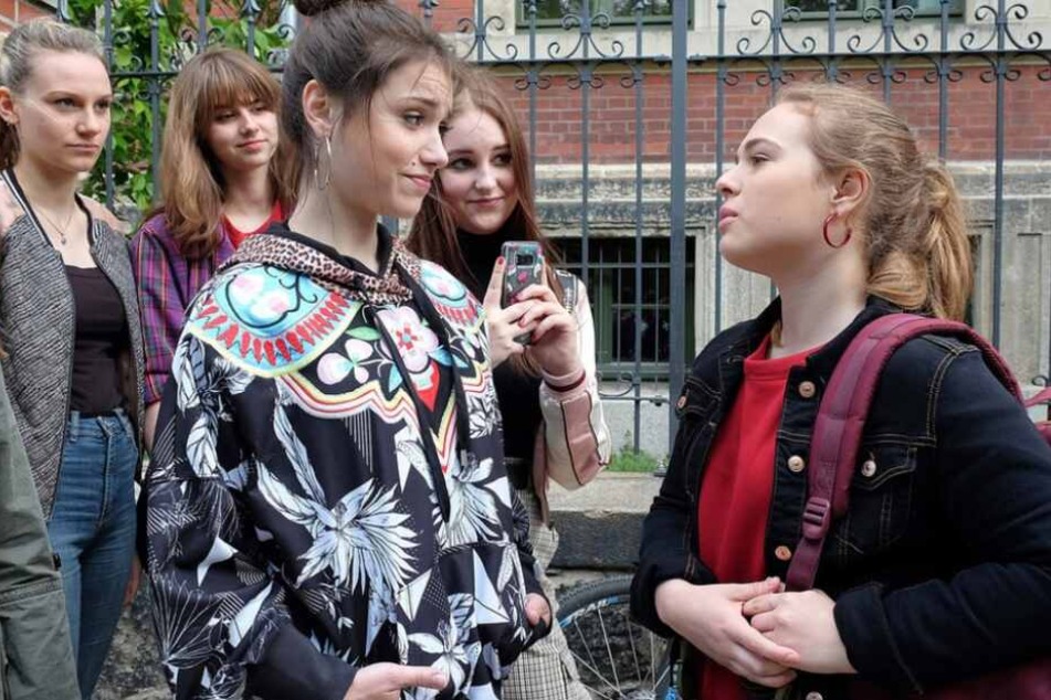 Beide haben bereits in der Schule Bekanntschaft miteinander gemacht, in der Emma (2.v.l.) einer Mädchengruppe angehört, die Lisa (rechts) mobbt.