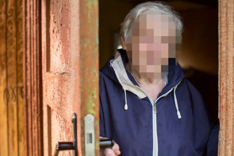 Nach dem Besuch der Polizisten war plötzlich Schmuck aus der Wohnung der Rentnerin verschwunden. (Symbolbild)