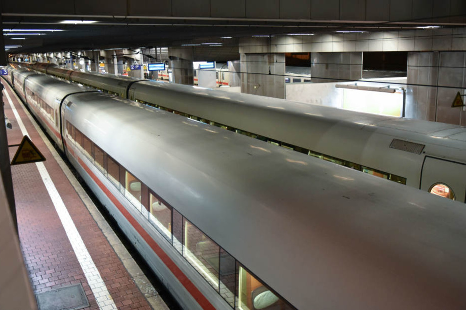 Am Bahnhof Kassel-Wilhemshöhe wurde der Randalierer der Bundespolizei übergeben. (Symbolbild)