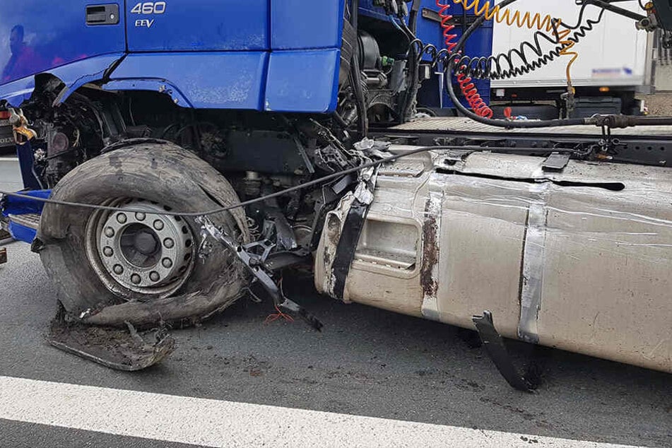 Ursache für den Unfall war offenbar ein Reifenplatzer am Lkw.