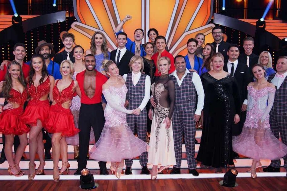Alle Tanzpaare bei Let's Dance auf einem Foto.