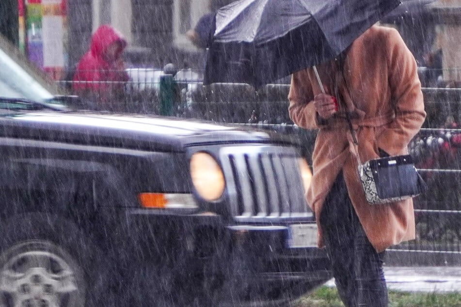Auch am Dienstag prägen laut Deutschem Wetterdienst Wolken und Regengüsse das Wettergeschehen in Frankfurt und Hessen. (Symbolfoto)