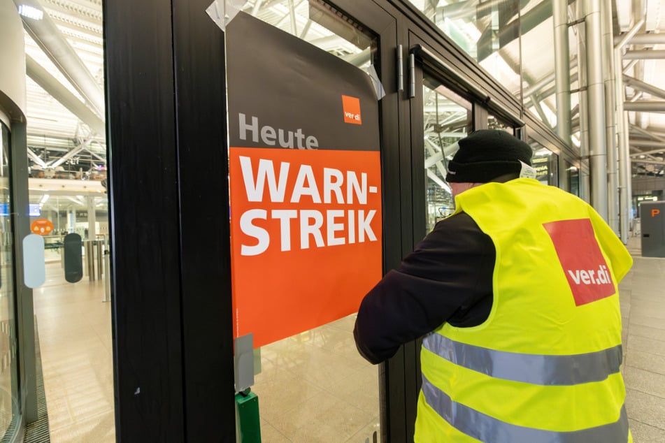 Mitarbeiter des Hamburger Flughafens nehmen am Warnstreik im öffentlichen Dienst teil.