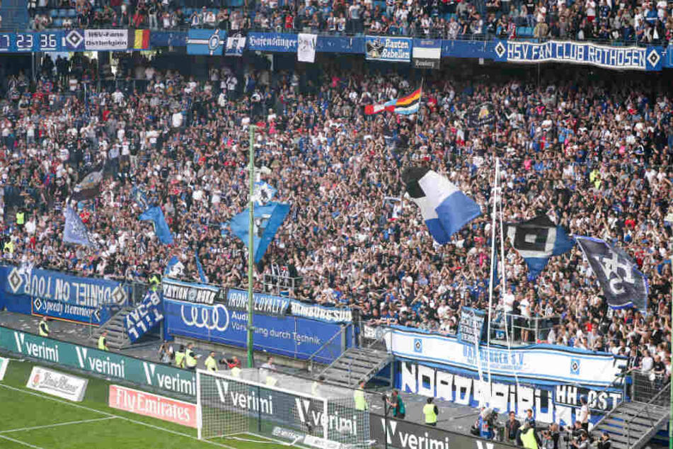 Die Fans feuern ihren HSV an.