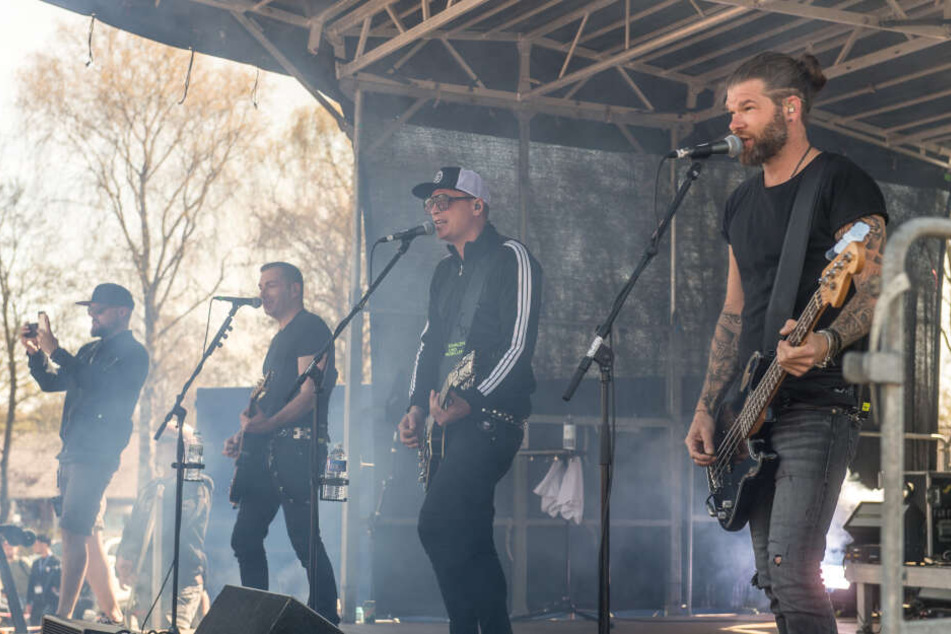 Schleswig-Holstein, Flensburg: Mitglieder der Südtiroler Deutschrock-Band Frei.Wild stehen auf einer Bühne und geben ein kleines Konzert.