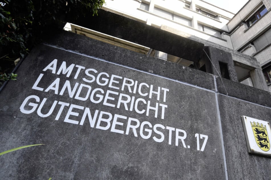 Ein 37-Jähriger muss sich wegen Mordes und versuchten Mordes vor dem Landgericht in Baden-Baden verantworten. (Archivbild)