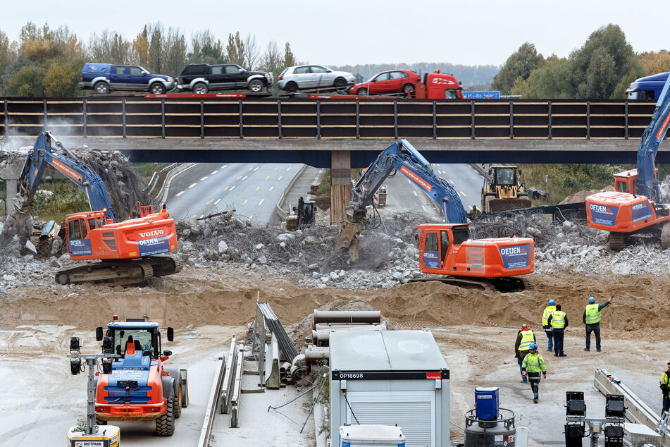 Bagger reißen zwischen den Anschlussstellen Hamburg-Moorfleet und -Billstedt eine marode Brückenhälfte ab, die über die A1 führt.