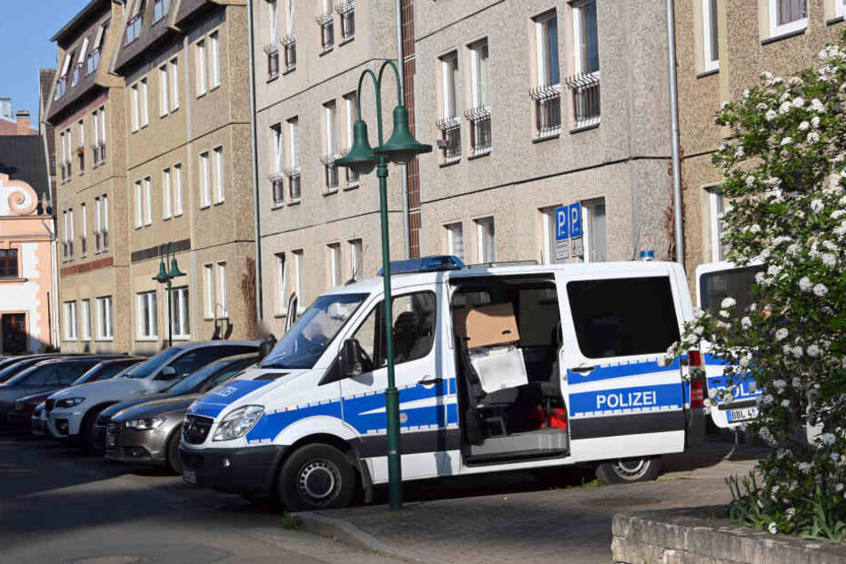 Ein Polizeifahrzeug steht in der Mühlenstraße in Cottbus.