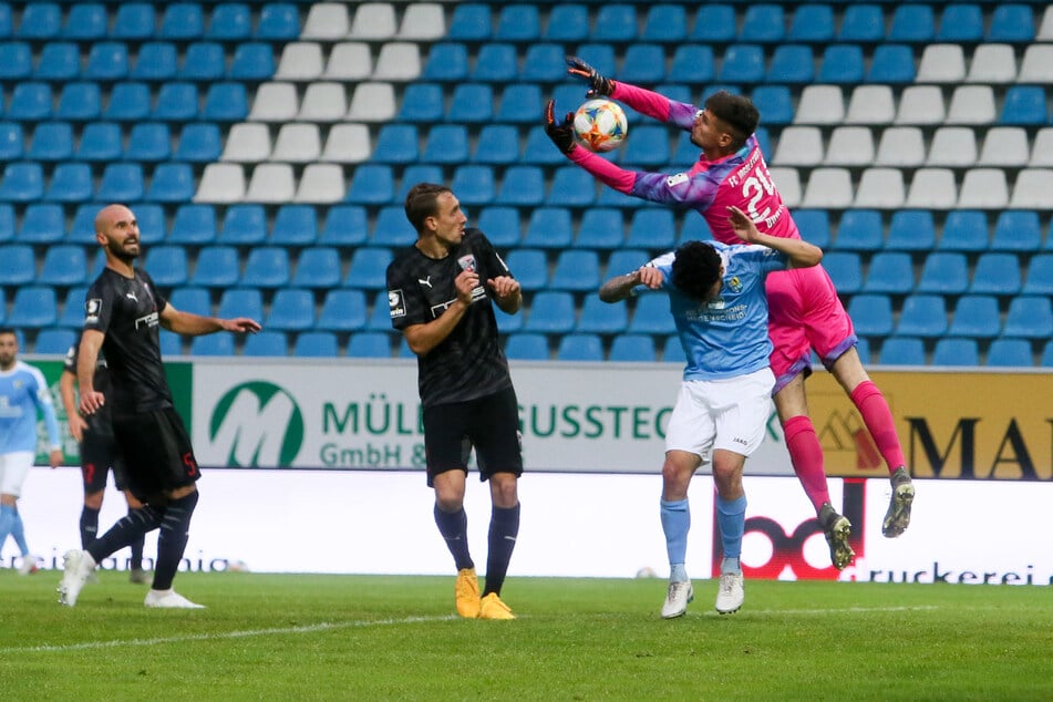 Auch dieser Ball war für FCI-Keeper Fabijan Buntic (r.) keine Gefahr. CFC-Stürmer Philipp Hosiner duckt sich weg. Insgesamt kam vom Chemnitzer Sturm zu wenig.