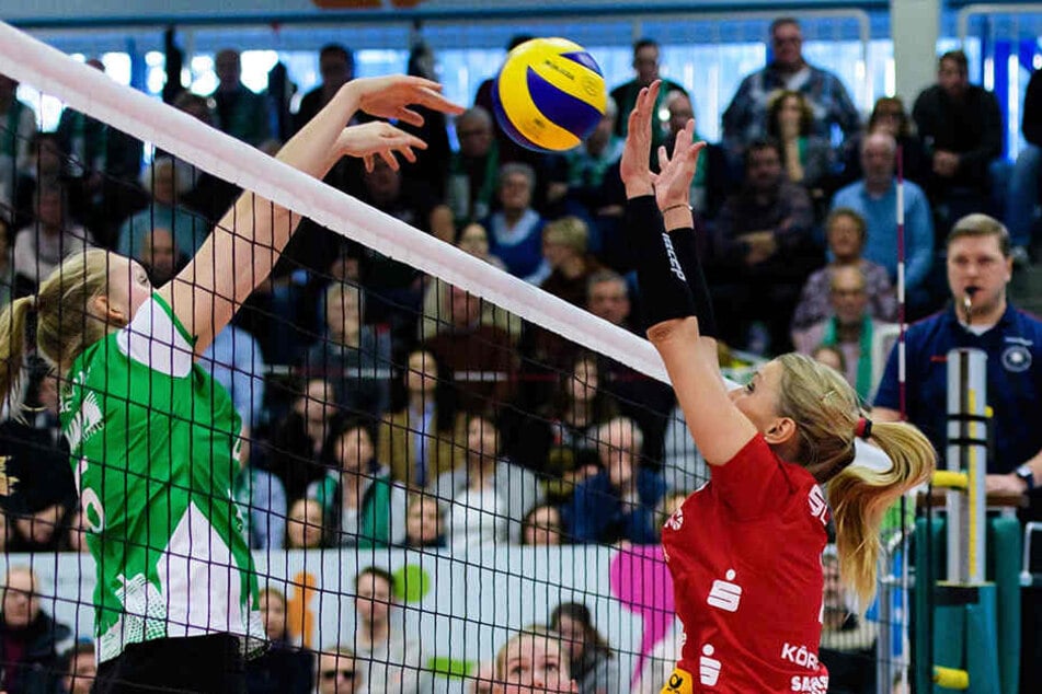 Zuspielerin Mareen Apitz (re.) bekam die goldene MVP-Medaille.