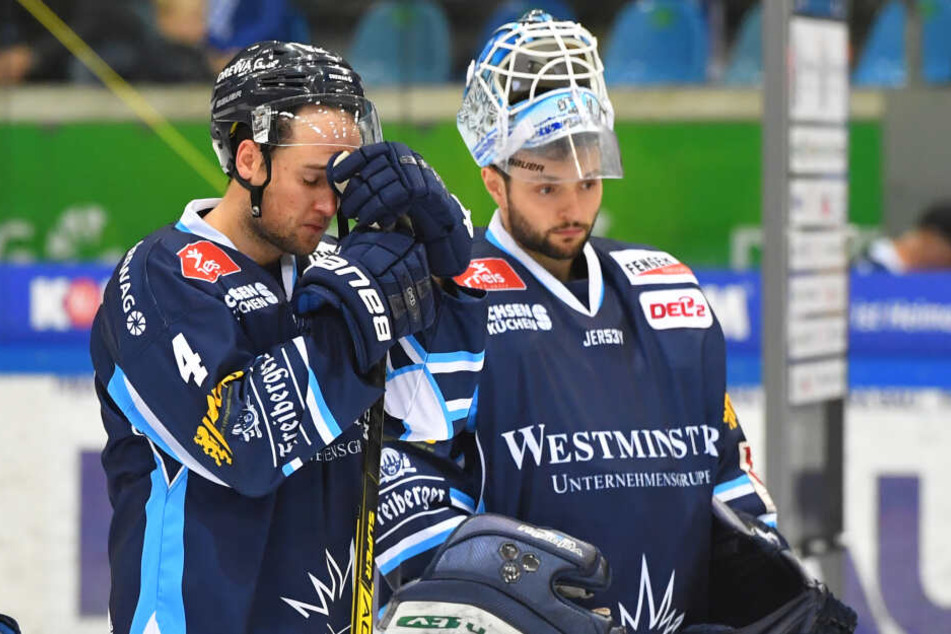 Steve Hanusch (l) und Goalie Marco Eisenhut sind bedient.