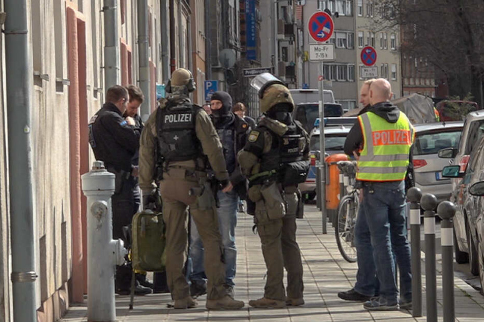Da der Mann drohte, sich etwas anzutun, wurden spezielle Beamte zum Einsatzort hinzugezogen.