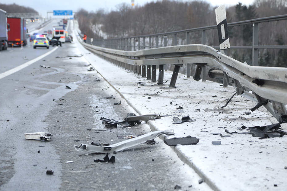 Auf seiner Irrfahrt war der Unfallwagen in die Leitplanken geknallt.
