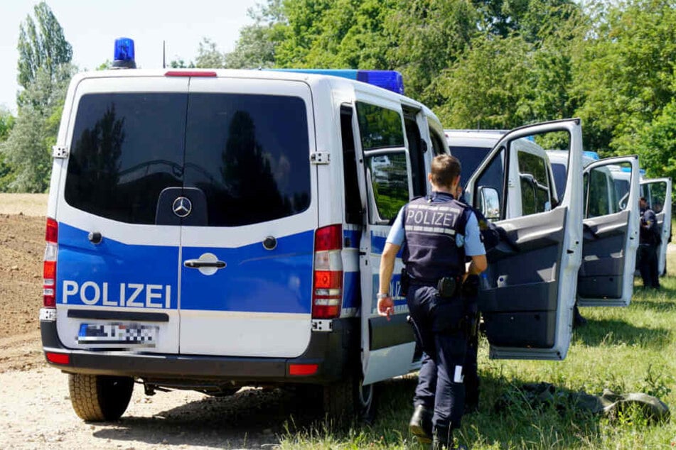 Die Polizei rückte schließlich zu einer großangelegten Suchaktion aus (Symbolbild).