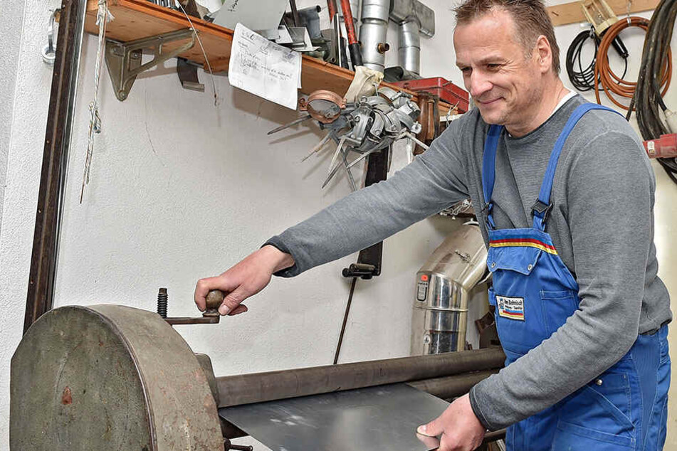 Auch heute arbeitet Meister Behnisch in seiner Werkstatt noch mit Blech.