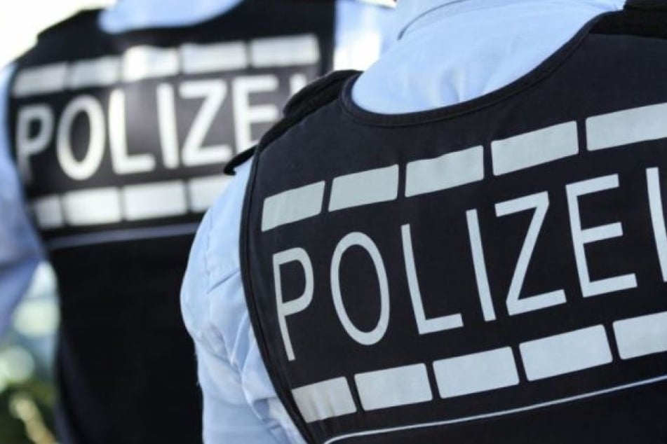 Die Polizei hatte ihn gerade erst entlassen, da tauchte der 23-Jährige mit einem Stein in der Hand wieder vor dem Revier auf. (Symbolbild)