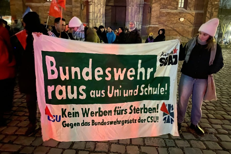 Die Schüler sprechen sich gegen das Bundeswehrgesetz aus.