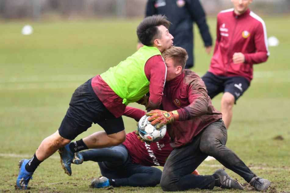 Also zur Sache ging es beim Training am Dienstag. Hier stoßen Baris Atik und Keeper Kevin Broll im Zweikampf zusammen. Beide konnten aber weitermachen.
