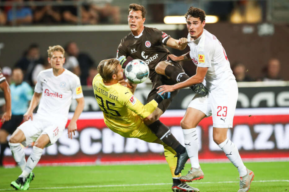 James Lawrence setzt sich gegen seinen Gegenspieler durch und köpft zum 1:0 ein.