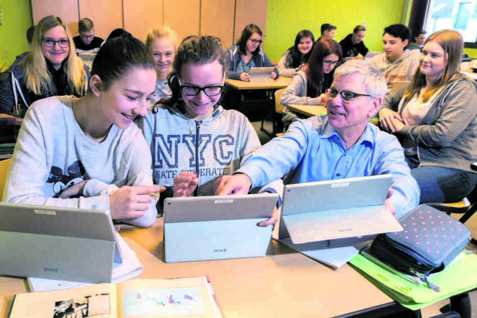 Erste Schule in Sebnitz setzt jetzt auf Tablets: Schulleiter und Mathelehrer Jörg Hubert (58) unterrichtet in der zehnten Klasse mit mobilen Mini-Computern.