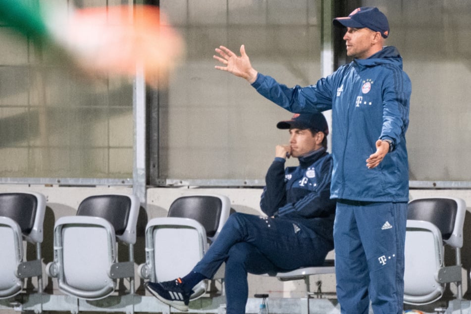 Trainer Sebastian Hoeneß (38) vom FC Bayern gestikuliert am Spielfeldrand.