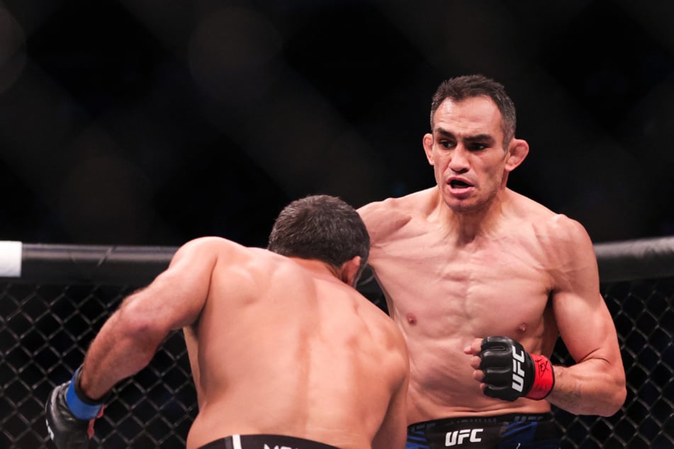 Tony Ferguson (39, r.) steht schon seit fast zwölf Jahren in der UFC unter Vertrag und im Käfig.