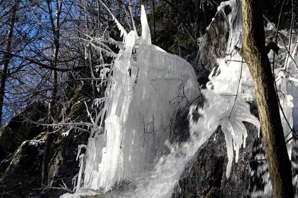 Wunderschön anzuschauen: Der Wasserfall in Harzgerode ist nahezu komplett vereist.
