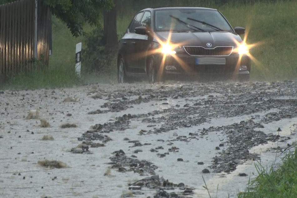 Schlamm und Geröll blockieren viele Straße im Bereich Markneukirchen.