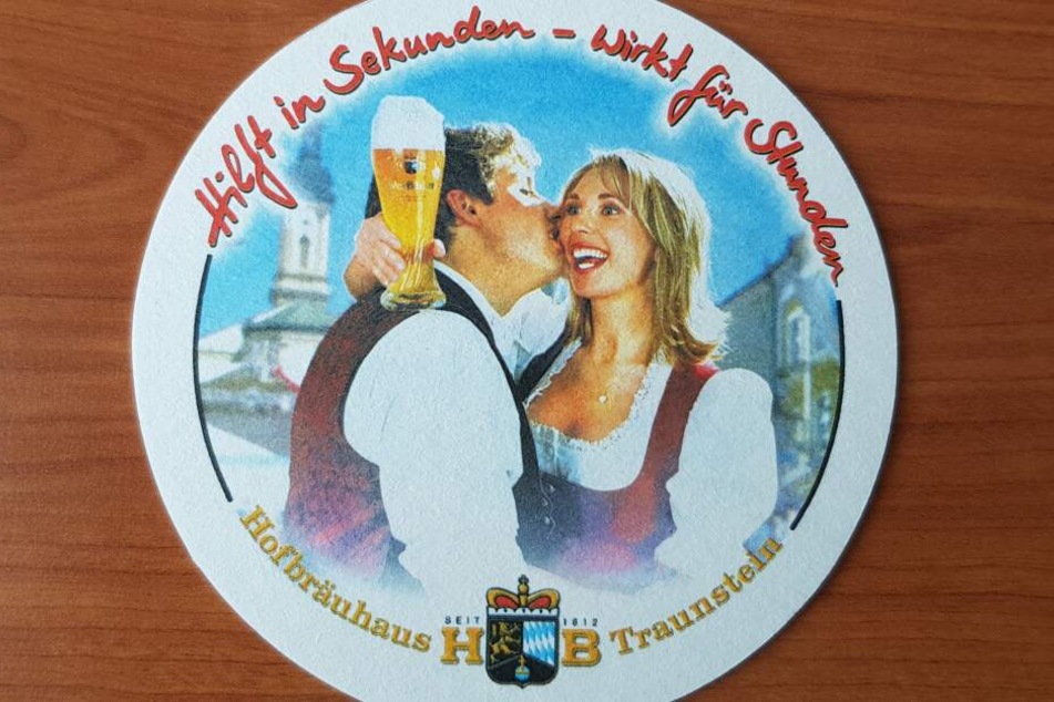 Ein Bierdeckel vom Hofbräuhaus Traunstein liegt auf einem Tisch:Die Selbstkontrolleinrichtung der Werbewirtschaft hatte im Februar 2019 die Brauerei dafür kritisiert.
