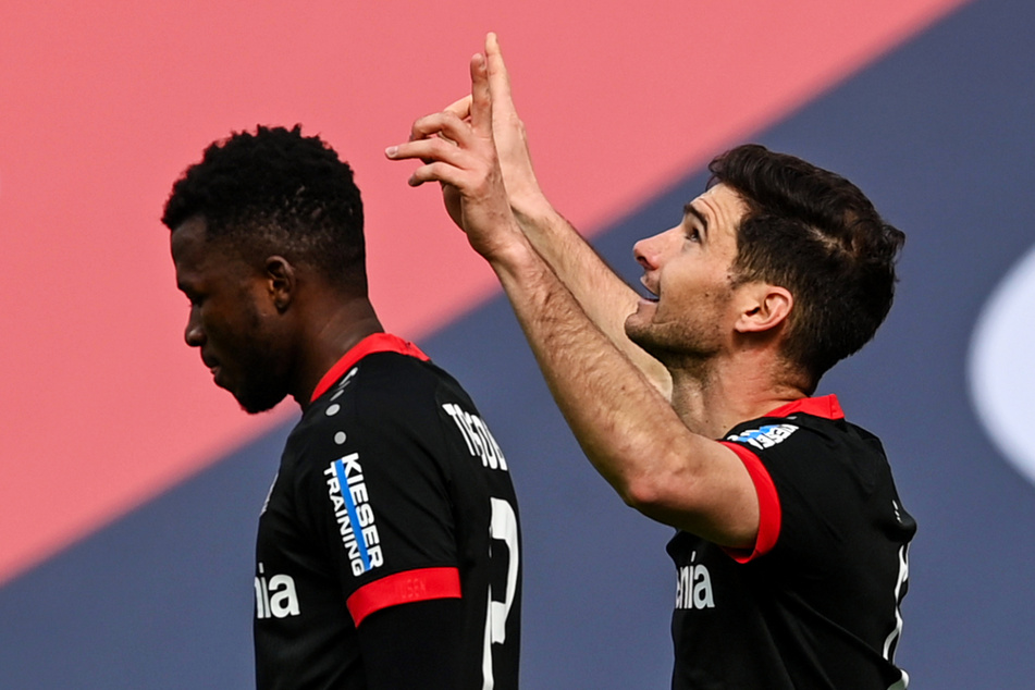 Bayer-Stürmer Lucas Alario (r.) brachte die Werkself mit 1:0 in Führung.