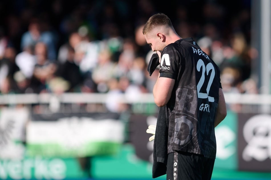 Lennart Grill musste bei seinem Dynamo-Debüt in Münster zweimal hinter sich greifen.