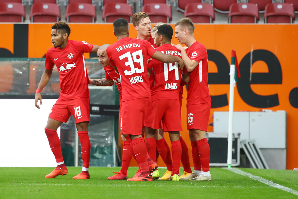 Glückwünsche gab's nach dem Tor des Spaniers (2.v.l.) vom Rest der Mannschaft.