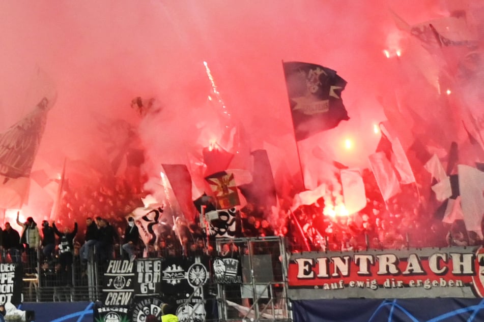 Im Hinspiel des Achtelfinales in der Champions League gegen die SSC Neapel hatten Fans von Eintracht Frankfurt im Deutsche Bank Park verbotene Pyrotechnik abgebrannt.