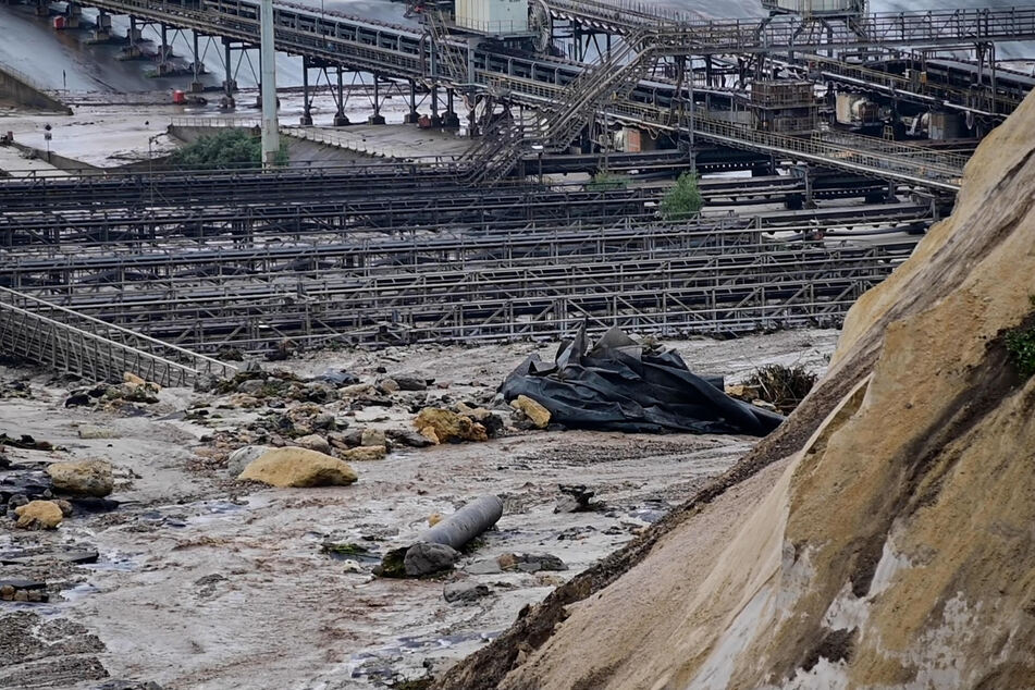 Der Hochwasser führende Fluss Inde hatte am Donnerstag einen Deich in der Nähe des Braunkohletagebaus Inden bei Aachen überspült und war in den Tagebau geflossen.