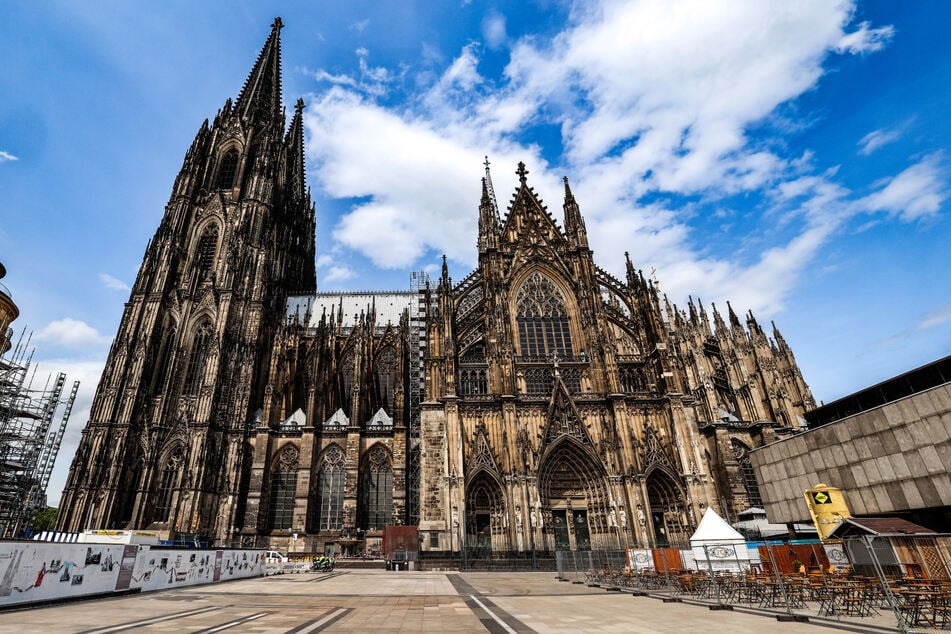 Für Einheimische und Touristen wird die Fahrt zum Kölner Dom künftig teurer. (Archivfoto)
