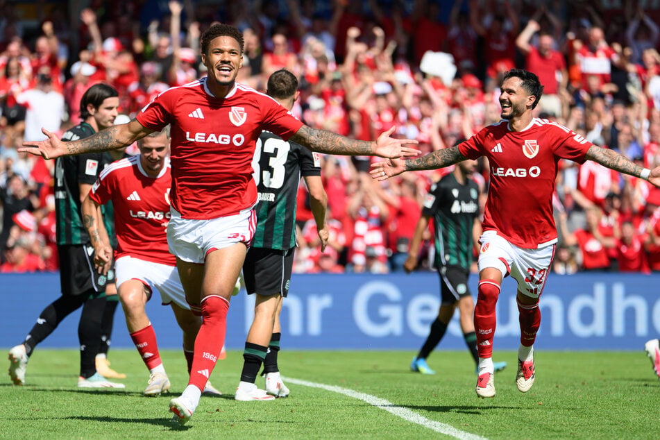 Im ersten Ligaspiel gegen Hannover konnte Justin Butler jubeln. Schenkt er heute seinem jugendverein Augsburg eine Bude ein?