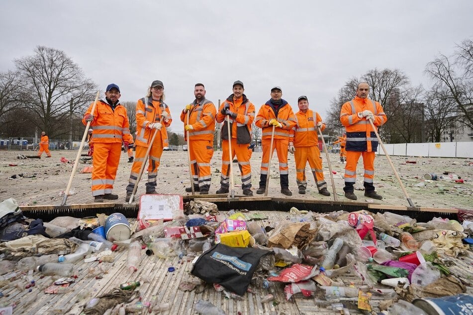 Die AWB-Mitarbeiter sorgen dafür, dass die Stadt während und nach Karneval nicht im Müll versinkt.