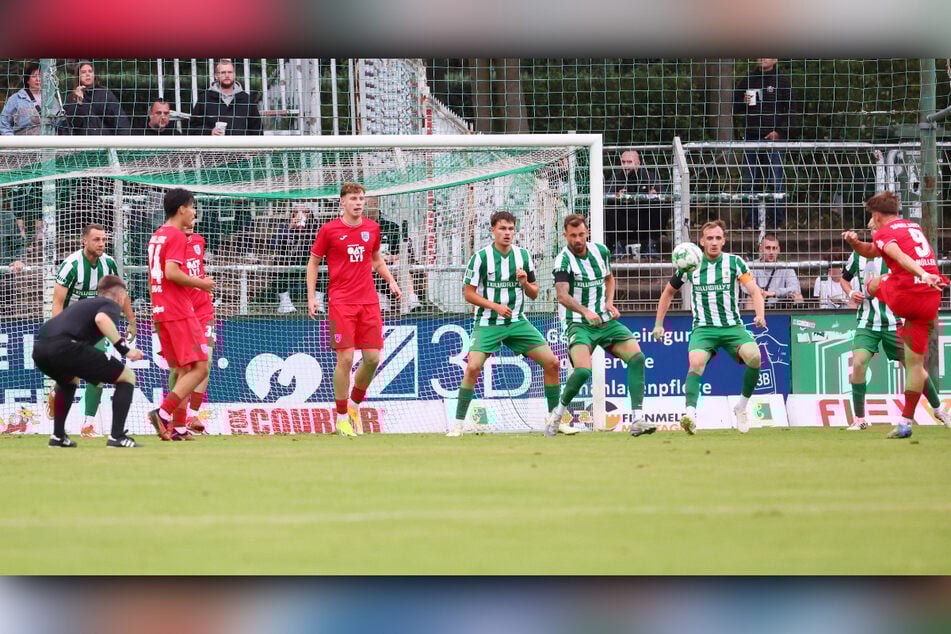 Luis Müller (r.) trifft ins leere Tor zum 1:0 für Babelsberg.