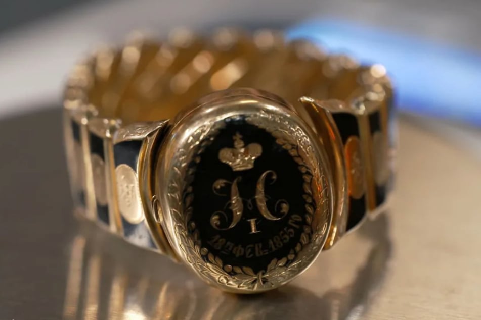 Das Medaillon-Armband wurde aus 583er-Gold gefertigt und stammt ursprünglich aus St. Petersburg.