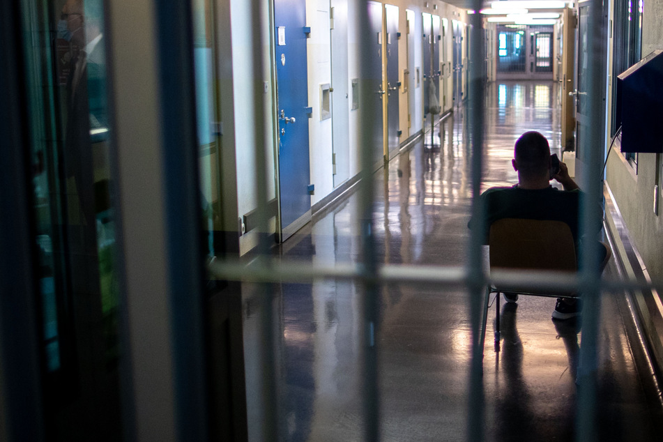 "Zukunft nur mit uns!": Strafvollzugs-Bedienstete demonstrieren vor Gefängnissen