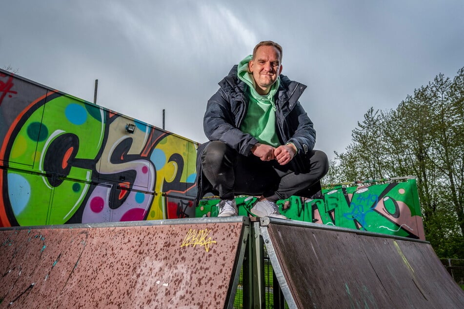 Urgestein der Chemnitzer HipHop-Szene: René Kästner (44) vor einem Graffiti seiner Crew am "B-Plan".